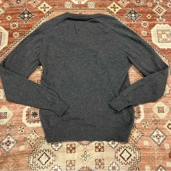 Vintage 100% Pure Lambs Wool Knit Gray V-Neck Sweater - Picture 2 of 4